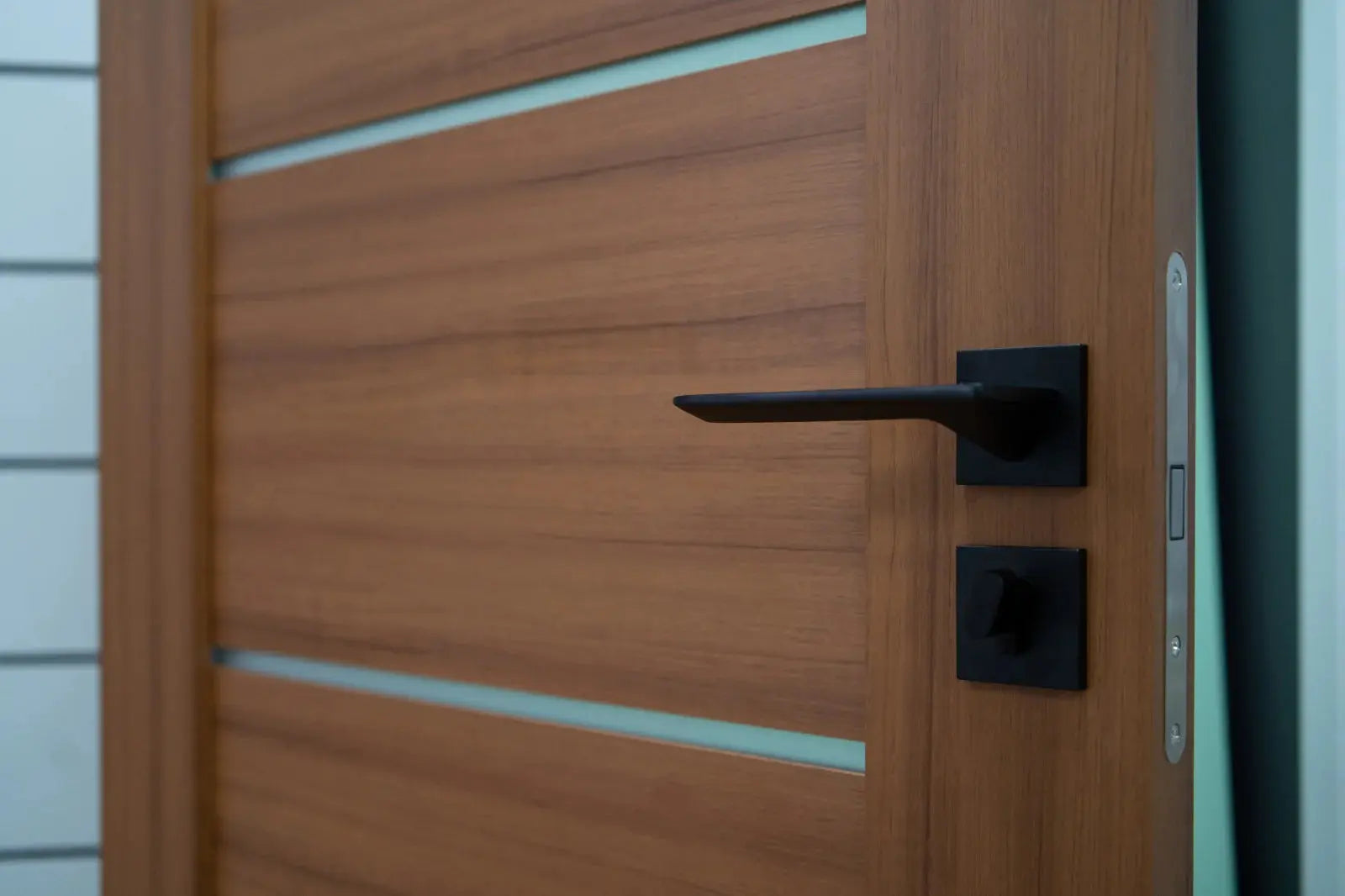 Ușă interior culoare teak JYA-066 cu toc reglabil – design cald, complet echipată www.CasaDeco.ro