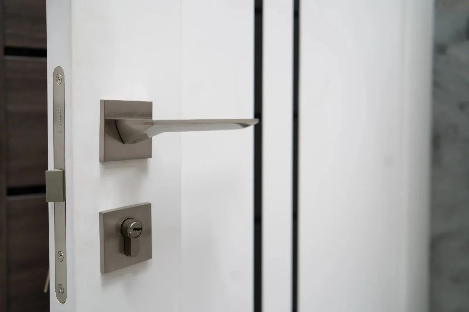 Ușă interior albă LEGO 05 cu sticlă neagră – design modern, complet echipată Omis